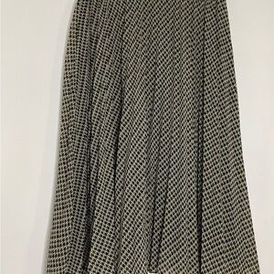Flowy Green Pleated Houndstooth Skirt
